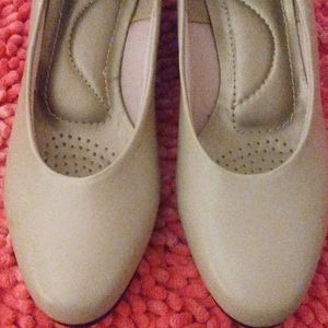 Soft style Hush puppies pumps, cream colored, size 6.5
